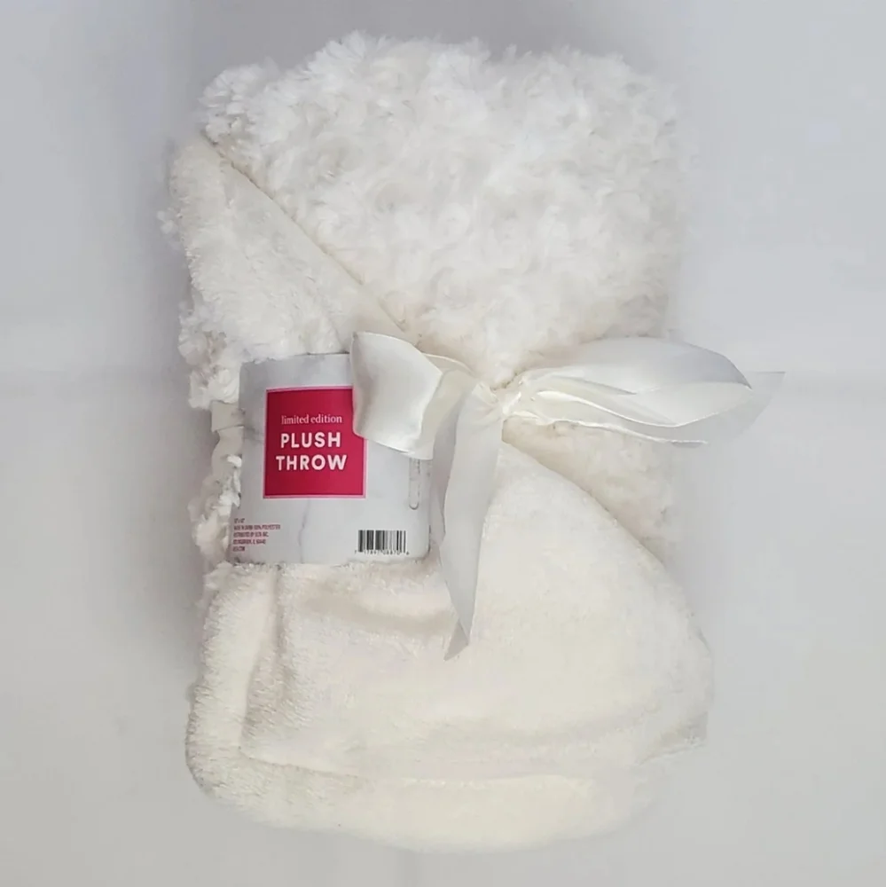 NEW Ulta Plush Rosette Limited Edition Soft Throw Blanket - Picture 2 of 2